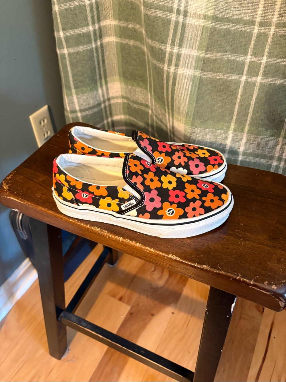 Vans Slip-On Sneakers with Retro Floral Print - Picture 2 of 10